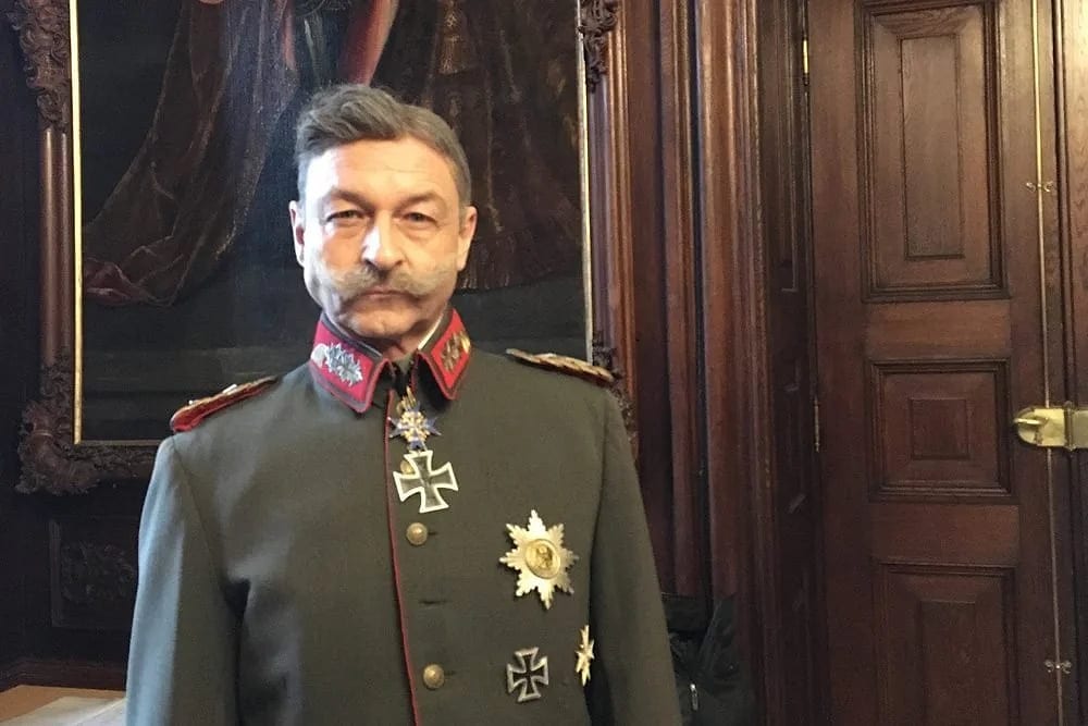 Kaiser Wilhelm sägt Holz
