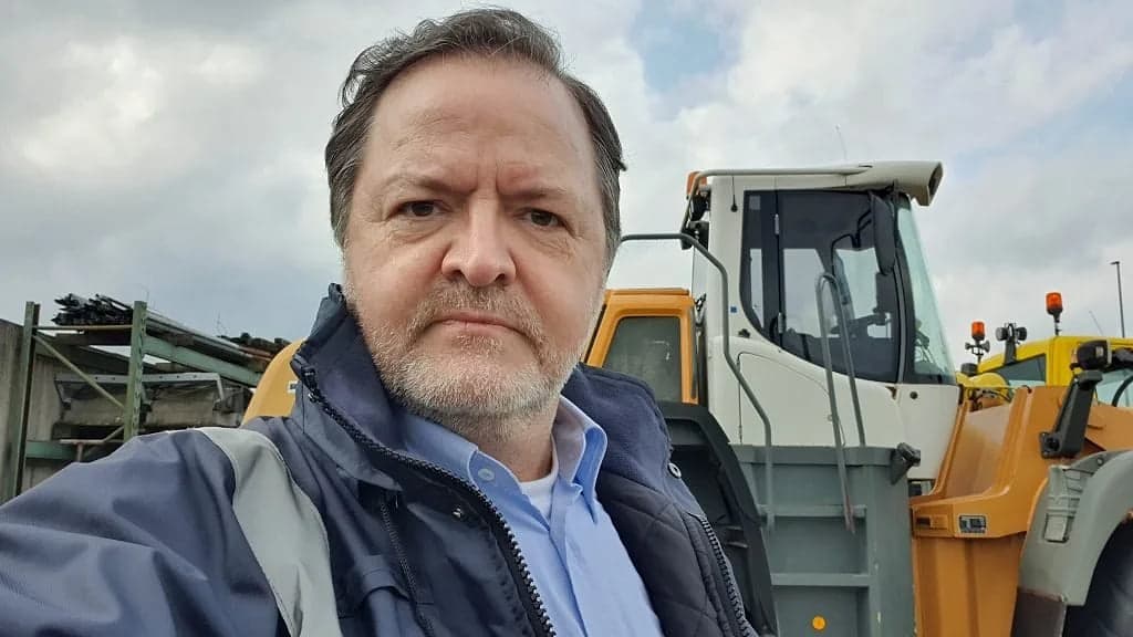 Jörg Westphal am Set von „Polizeiruf 110“ vor einem Radlader